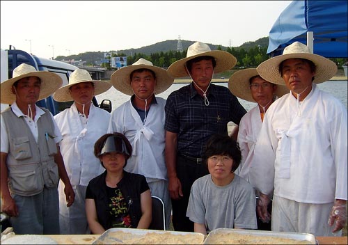 24일 새벽 사망한 고 전용철씨가 생전에 농민회원들과 함께 찍은 사진. 맨 오른쪽이 고 전용철씨. 